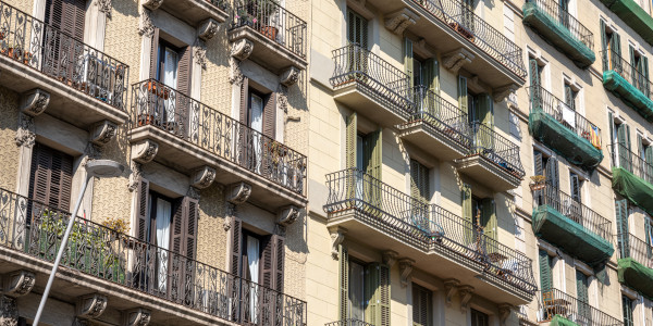 Trabajos Verticales en Fachadas de Edificios / Viviendas Ciutat Vella · Pintado de Fachadas con Difícil Acceso