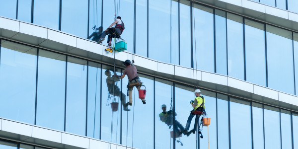 Trabajos Verticales en Fachadas de Edificios / Viviendas Ciutat Vella · Pintado Económico y Rápido de Fachadas